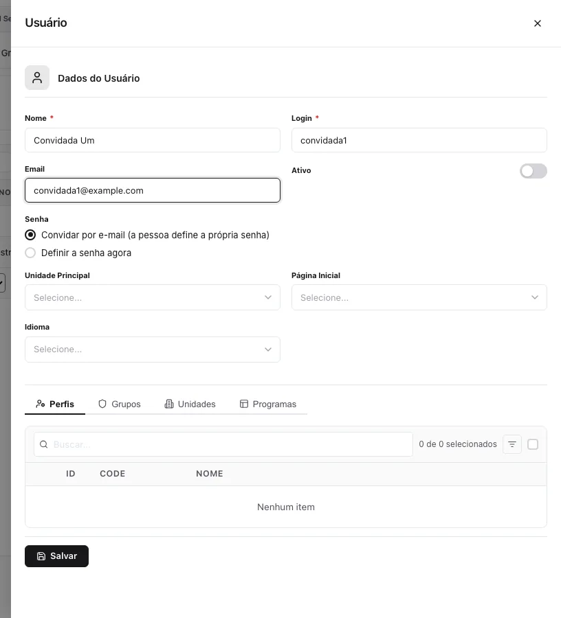 Drawer Novo usuário preenchido com nome, login e e-mail, e o campo Senha com o radio Convidar por e-mail (a pessoa define a própria senha) marcado, sem campos de senha