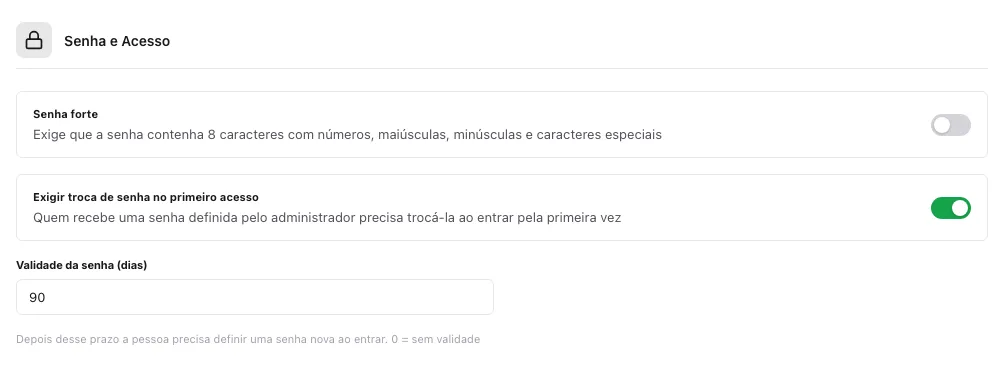 Seção Senha e Acesso em Preferências, com Senha forte desligada, Exigir troca de senha no primeiro acesso ligada e Validade da senha (dias) igual a 90