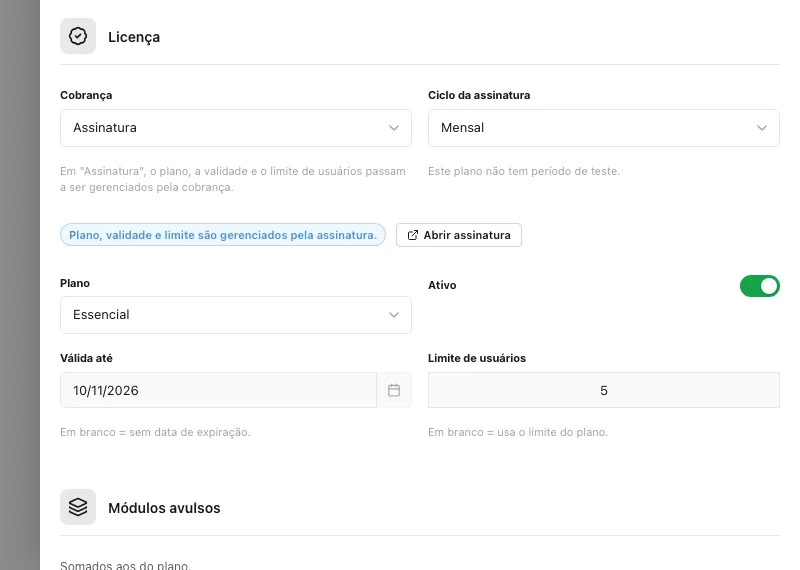 Seção Licença do cadastro da unidade Instituto Aurora: Cobrança em Assinatura, ciclo Mensal, plano Essencial, válida até 10/11/2026, limite de 5 usuários e o início da lista de módulos avulsos