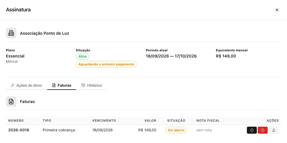 Assinatura recém-criada: situação Ativa com o selo Aguardando o primeiro pagamento, período de 30 dias, e na aba Faturas a fatura 2026-0016 do tipo Primeira cobrança em aberto, com os botões de marcar como paga, cancelar fatura e enviar nota