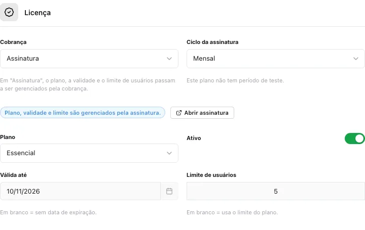 Seção Licença do Instituto Aurora com Cobrança em Assinatura: aviso Plano, validade e limite são gerenciados pela assinatura, botão Abrir assinatura, e os campos Válida até e Limite de usuários bloqueados