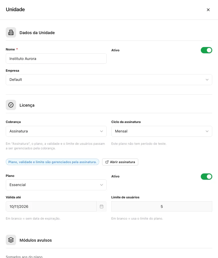 Cadastro da unidade Instituto Aurora com a seção Licença: cobrança por assinatura, plano Essencial, ativo, válida até 10/11/2026 e limite de usuários 5