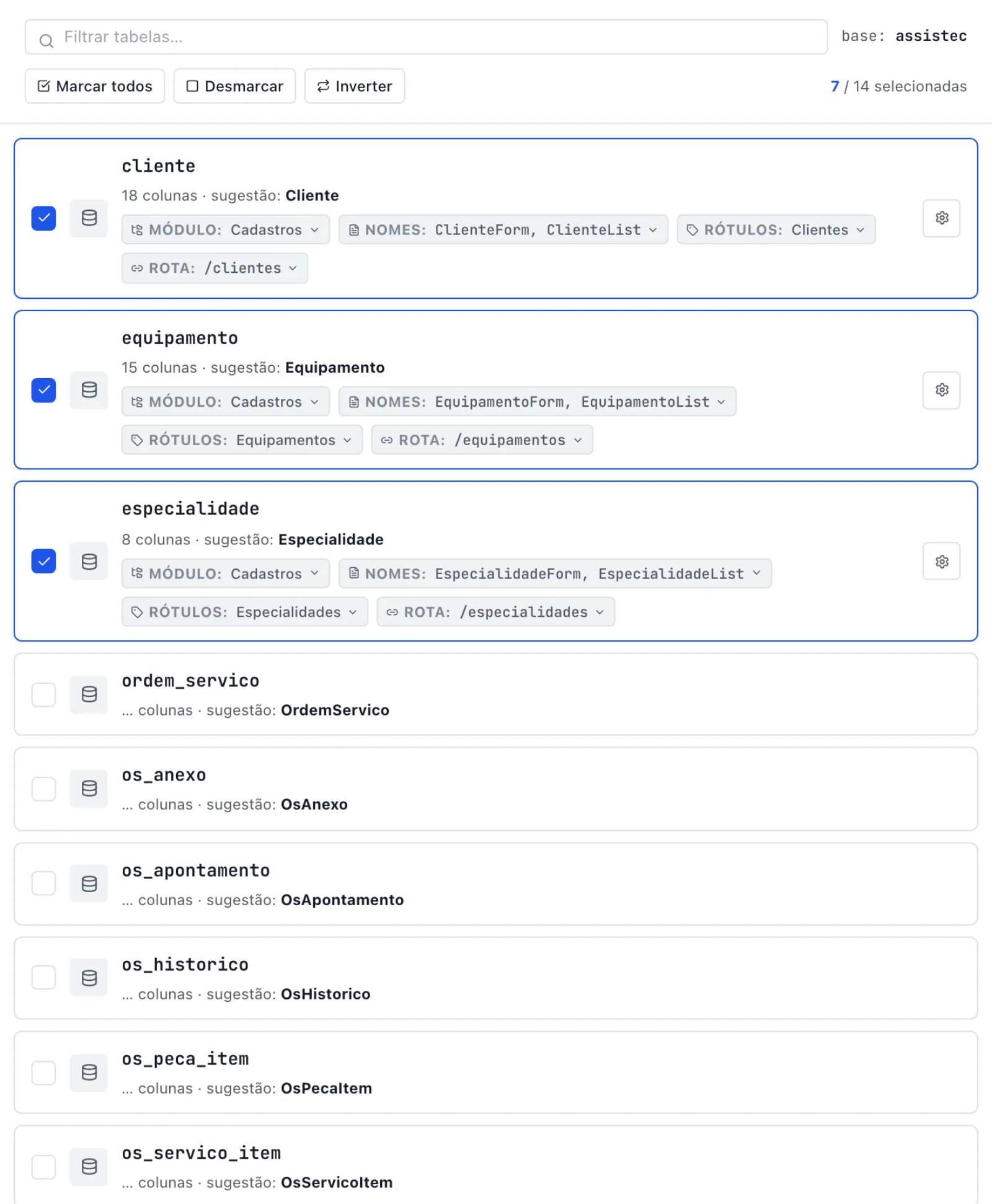 Lista central com o contador 7 / 14 selecionadas no topo e os primeiros cards marcados (cliente, equipamento, especialidade) mostrando as pílulas Módulo/Nomes/Rótulos/Rota