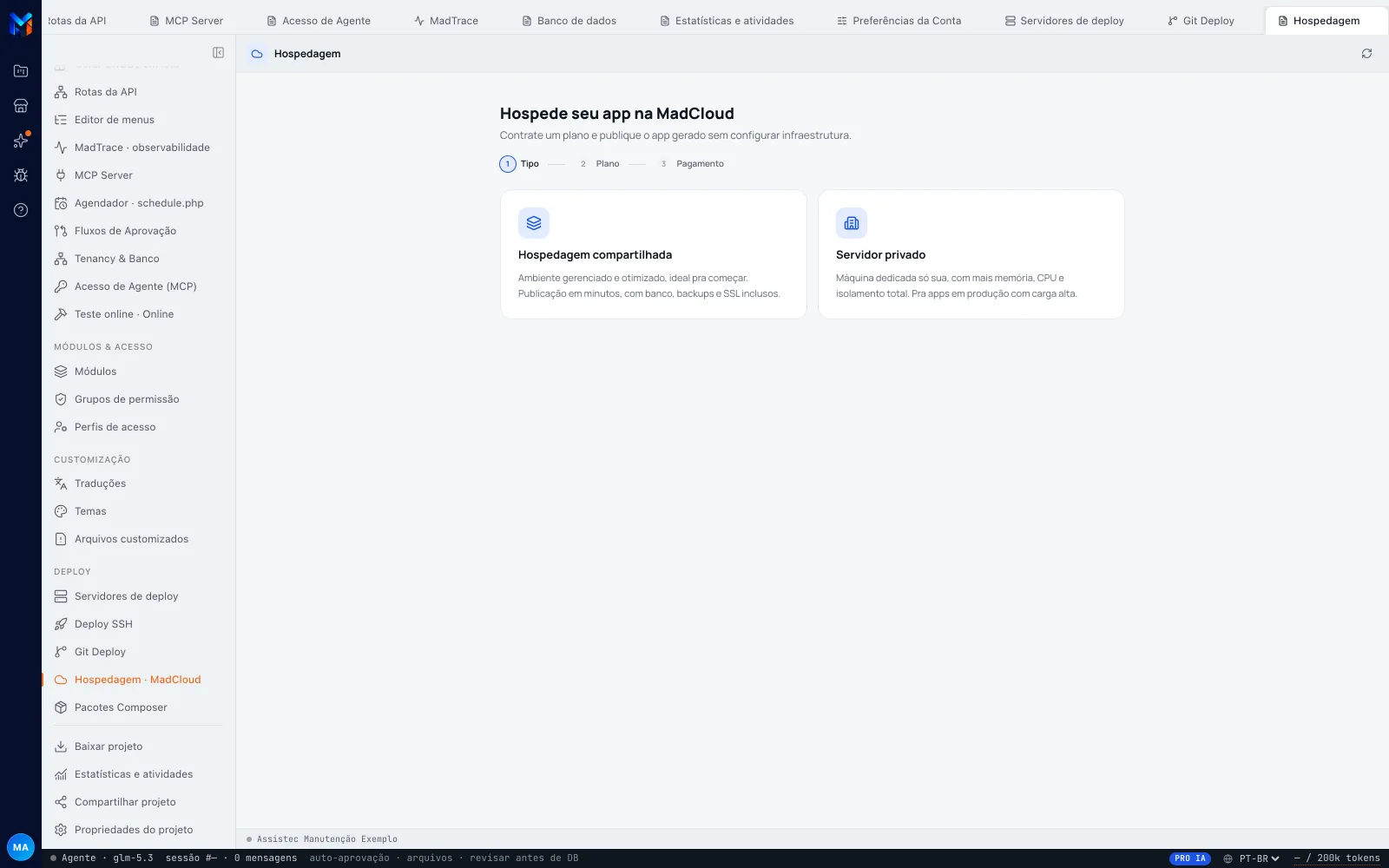 Hospedagem antes da contratação: o assistente Hospede seu app na MadCloud no passo 1 Tipo, com os dois cartões lado a lado — Hospedagem compartilhada e Servidor privado. A Visão geral com Endereço do app, Uso do período e cartões de recursos só existe depois de contratar